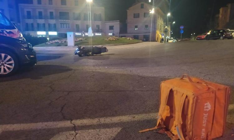 Macerata, rider investito da un'auto alla rotonda dello Sferisterio: trasferito a Torrette (FOTO) Macerata, rider investito da un'auto alla rotonda dello Sferisterio: trasferito a Torrette (FOTO)
