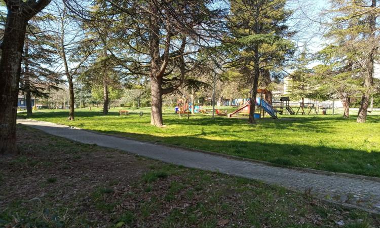 Tolentino, 5 giovani senza mascherina al Parco Isola d'Istria: uno di loro beccato con la droga