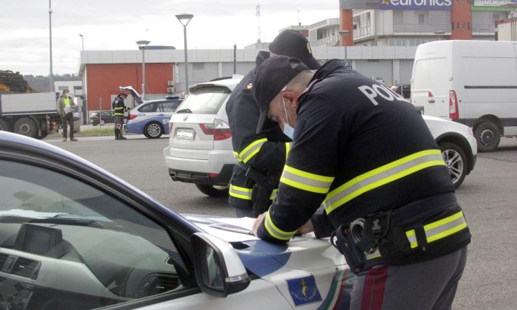 Civitanova, consumavano alcolici seduti ai tavoli di un bar: multati 4 clienti e chiuso locale Civitanova, consumavano alcolici seduti ai tavoli di un bar: multati 4 clienti e chiuso locale