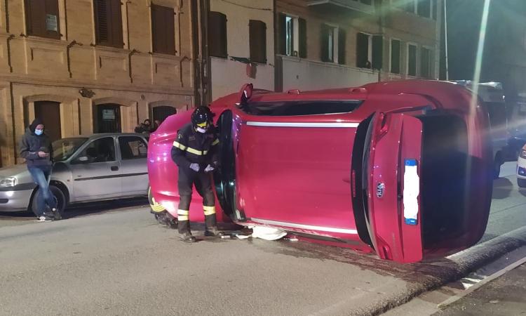 Macerata, si schianta contro tre auto in sosta e si ribalta nel centro di Villa Potenza (VIDEO e FOTO) Macerata, si schianta contro tre auto in sosta e si ribalta nel centro di Villa Potenza (VIDEO e FOTO)