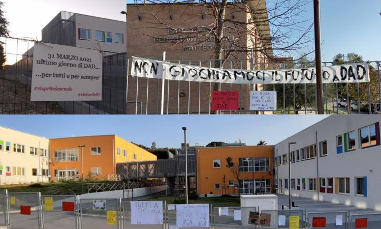 Studenti e genitori mettono la Dad "dietro la lavagna": protesta pacifica nelle scuole di Macerata (FOTO) Studenti e genitori mettono la Dad "dietro la lavagna": protesta pacifica nelle scuole di Macerata (FOTO)