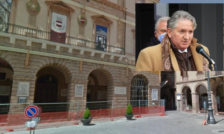 Tolentino, i commercianti in piazza. Pezzanesi: "Non si elimina il Covid con i negozi chiusi" Tolentino, i commercianti in piazza. Pezzanesi: "Non si elimina il Covid con i negozi chiusi"