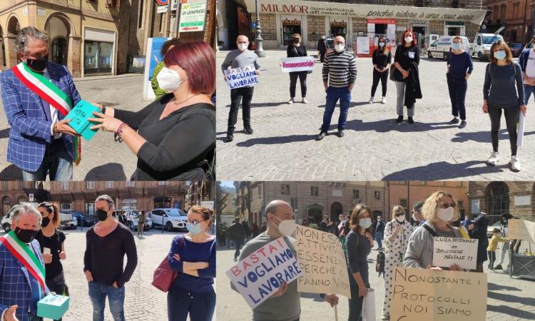 Tolentino, i commercianti mettono la loro 'vita' in piazza. Pezzanesi: "o li si aiuta a riaprire o sarà morte" (FOTO)