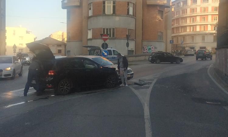 Macerata, scontro frontale tra due auto: chiusa temporaneamente via dei Velini