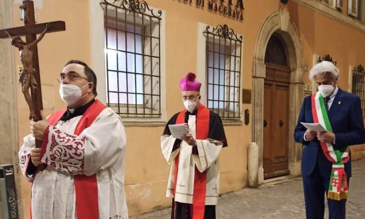 Macerata, il Covid non ferma la Via Crucis: sindaco e vescovo attraversano una città deserta (VIDEO e FOTO)