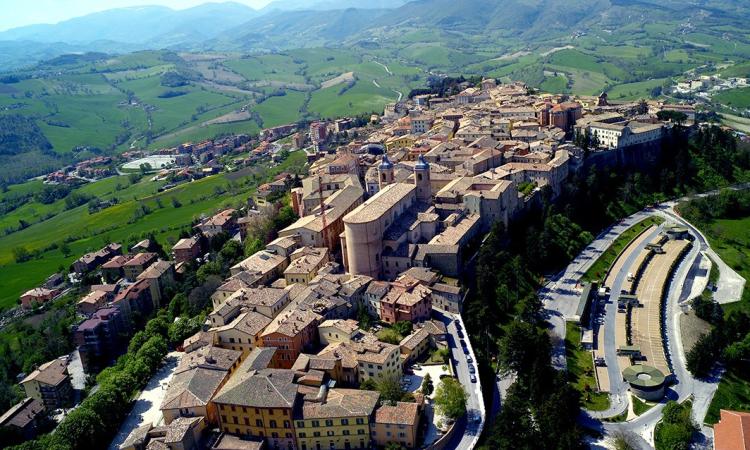 Camerino, l'incanto della città ducale negli scatti di Camillo Paparelli