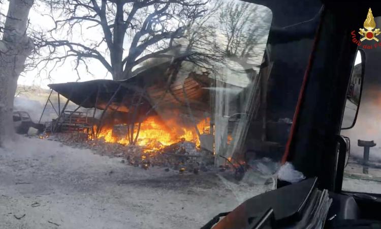 Matelica, incendio in una zona di campagna: distrutto stabile di una piccola azienda di giocattoli (FOTO)