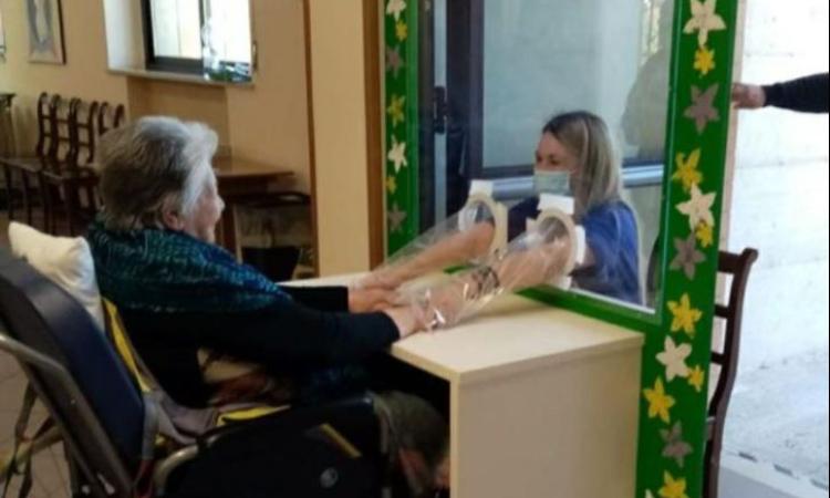 Mogliano, alla Casa di Riposo arrivano gli abbracci: inaugurato lo spazio dedicato a famiglie e ospiti Mogliano, alla Casa di Riposo arrivano gli abbracci: inaugurato lo spazio dedicato a famiglie e ospiti