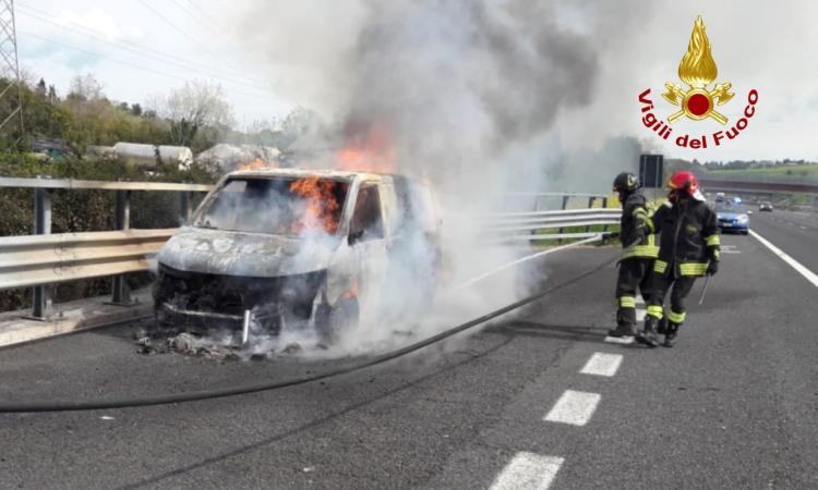 Furgone divorato dalle fiamme lungo l'A14: conducente si ferma ed esce in tempo dall'abitacolo Furgone divorato dalle fiamme lungo l'A14: conducente si ferma ed esce in tempo dall'abitacolo