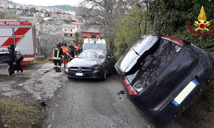 Tolentino, pauroso scontro tra due auto: una vettura rimane in bilico su una fiancata