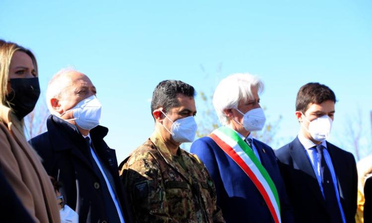 Macerata, il Generale Figliuolo mette in moto il nuovo hub vaccinale 'da 1500 dosi al giorno' (FOTO) Macerata, il Generale Figliuolo mette in moto il nuovo hub vaccinale 'da 1500 dosi al giorno' (FOTO)