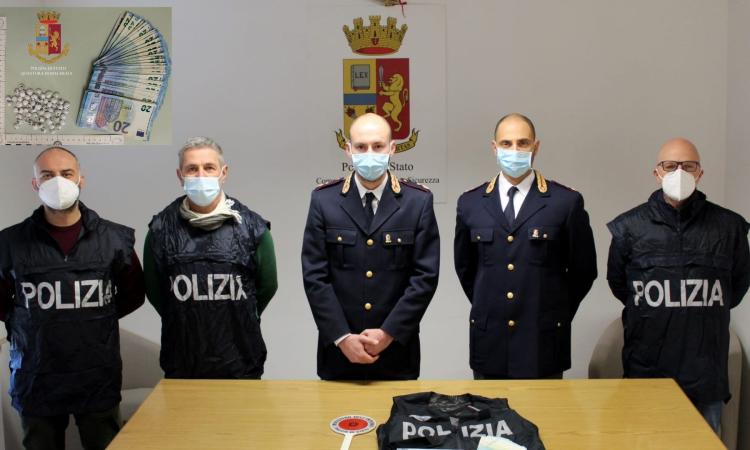 Civitanova, arrestato spacciatore: aveva 62 dosi di eroina e mille euro in banconote da 20 Civitanova, arrestato spacciatore: aveva 62 dosi di eroina e mille euro in banconote da 20