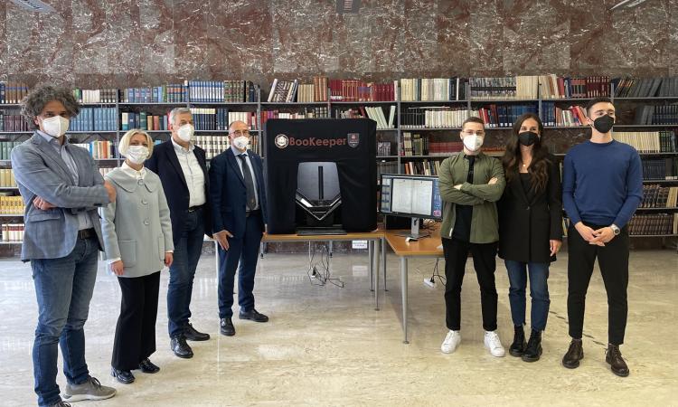 Recanati, per i libri antichi arriva il nuovo scanner targato Unicam: l’Archivio storico diventa digitale