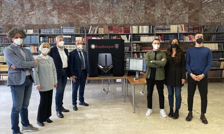 Recanati, per i libri antichi arriva il nuovo scanner targato Unicam: l’Archivio storico diventa digitale Recanati, per i libri antichi arriva il nuovo scanner targato Unicam: l’Archivio storico diventa digitale