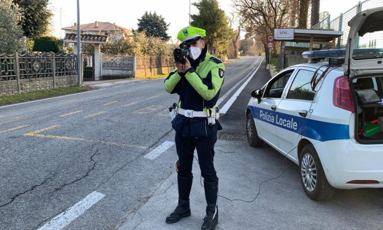 Macerata, telelaser in azione sulle vie della città: 120 veicoli multati. Beccati in 37 senza assicurazione