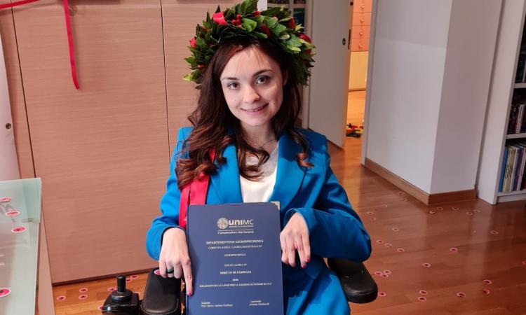Corona d'alloro per Arianna Giulianelli: "Non ci sono limiti se si vuol raggiungere un obiettivo"