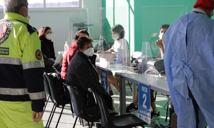 Vaccini, nelle Marche al via dal 17 aprile la prenotazione per la fascia d'età 65-69 anni