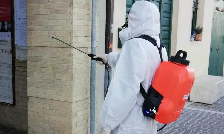 Marche, 5 comuni finiscono in zona rossa: si salva la Provincia di Macerata Marche, 5 comuni finiscono in zona rossa: si salva la Provincia di Macerata