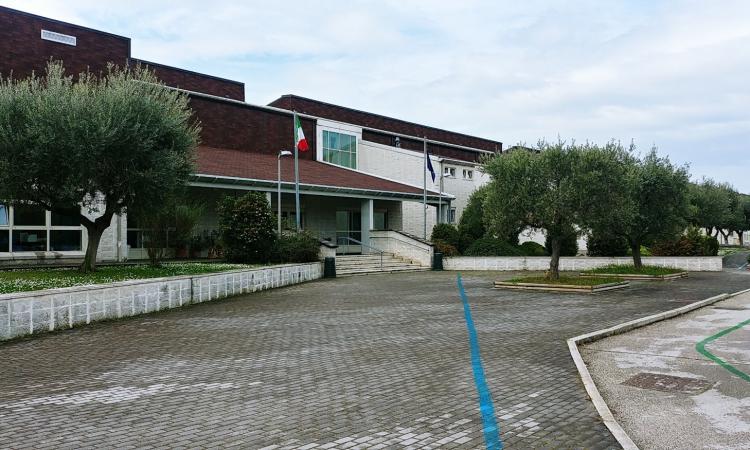 Civitanova,  pausa pranzo "bagnata" per gli studenti del 'Da Vinci': "Costretti a uscire dalla scuola"