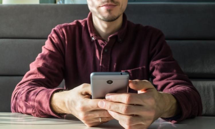 Sottrae il cellulare della compagna per vedere i messaggi: un atto di gelosia che configura il reato di rapina Sottrae il cellulare della compagna per vedere i messaggi: un atto di gelosia che configura il reato di rapina