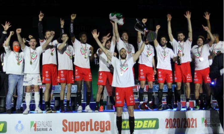 Lube - dai complimenti di Malagò fino a Cuba, lo scudetto conquista tutti: "bellissima impresa" Lube - dai complimenti di Malagò fino a Cuba, lo scudetto conquista tutti: "bellissima impresa"