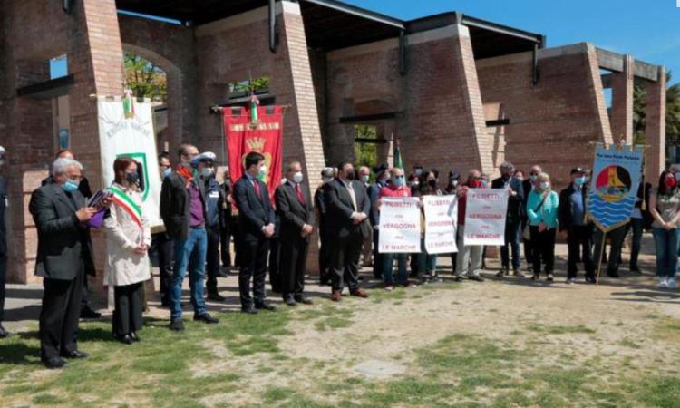 Porto Potenza - il 25 Aprile termina con la protesta targata PD: "Filisetti, una vergogna per le Marche" Porto Potenza - il 25 Aprile termina con la protesta targata PD: "Filisetti, una vergogna per le Marche"