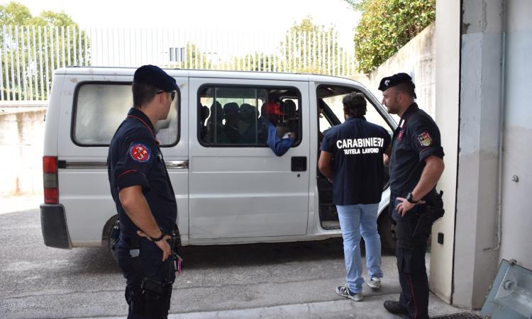 Caporalato a Tolentino: costretti a pagare 500 euro per lavorare e non essere più clandestini