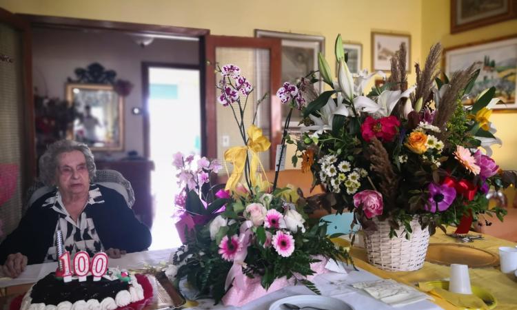 Macerata festeggia i 100 anni di Elsa Galassi: grande festa col sindaco Parcaroli Macerata festeggia i 100 anni di Elsa Galassi: grande festa col sindaco Parcaroli