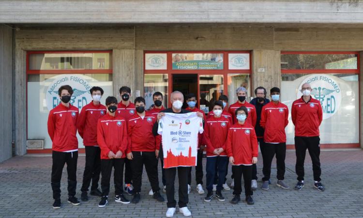 Associati Fisiomed ospita la Pallavolo Macerata: under 17 omaggiata con borracce e gadget