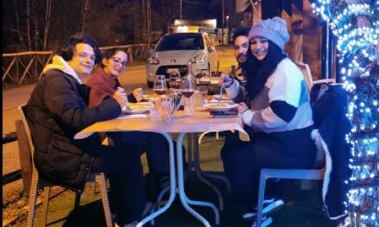 Ussita, al ristorante ad ogni 'costo': quattro ragazzi sfidano il freddo e cenano all'aperto Ussita, al ristorante ad ogni 'costo': quattro ragazzi sfidano il freddo e cenano all'aperto