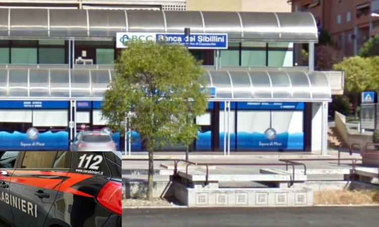 Tolentino,  68enne inveisce contro i dipendenti e semina il panico in banca: denunciato e ricoverato