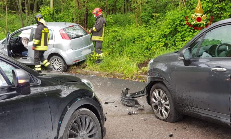 Treia, scontro fra tre auto lungo la Provinciale: due feriti al Pronto Soccorso