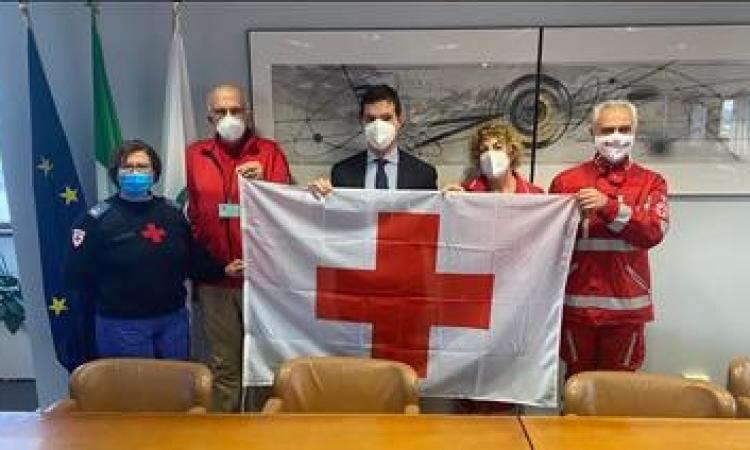 Marche, la Croce Rossa consegna la bandiera ad Acquaroli: "Siete un punto di riferimento"