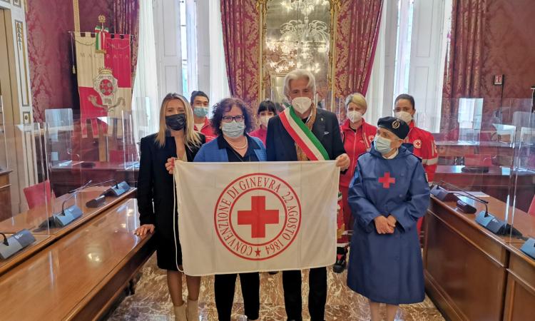 Macerata, la bandiera della Croce Rossa sventola sul Palazzo Comunale: "un valore per la città"