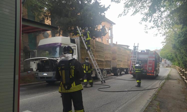 Macerata, a fuoco un camion che trasporta balle di paglia: traffico in tilt in via Bramante (FOTO) Macerata, a fuoco un camion che trasporta balle di paglia: traffico in tilt in via Bramante (FOTO)