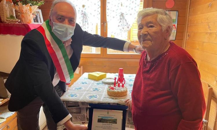 Valfornace, nonna Antonia spegne 100 candeline: il sindaco la omaggia con una targa