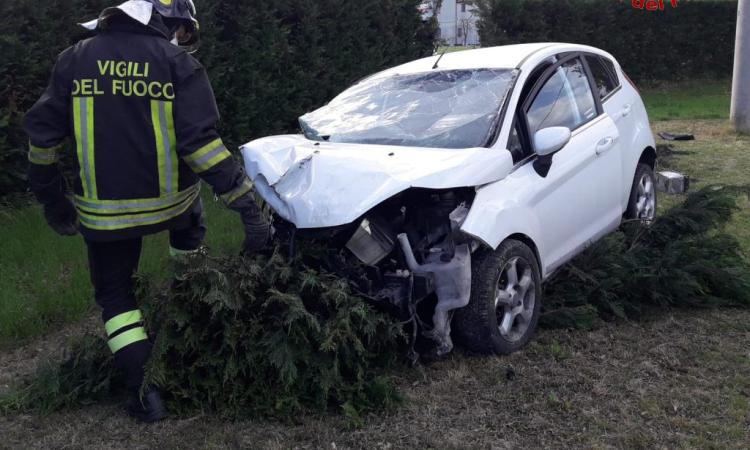 Recanati, schianto in contrada Addolorata, auto finisce in un giardino: 3 feriti all'ospedale (FOTO)