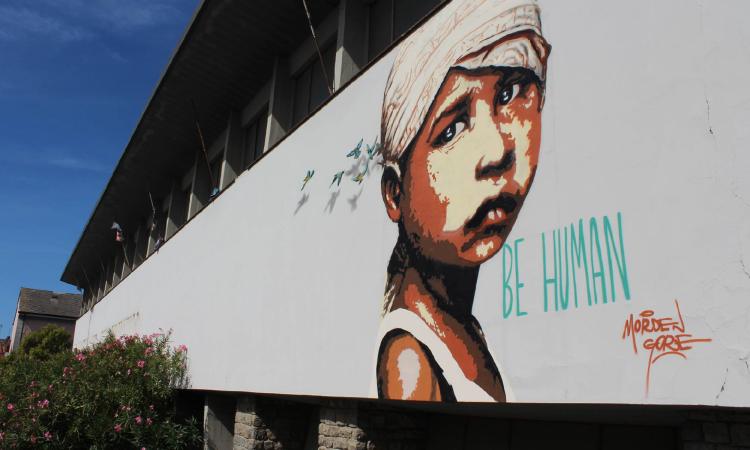 Recanati, Morden Gore ridisegna coi suoi murales il centro culturale di Fonti San Lorenzo