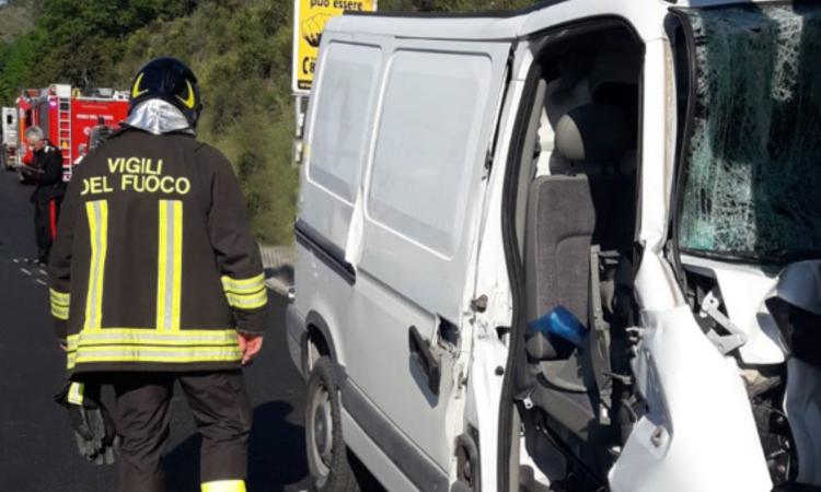 San Severino, violento scontro tra furgone e camion: muore giovane papà di 35 anni