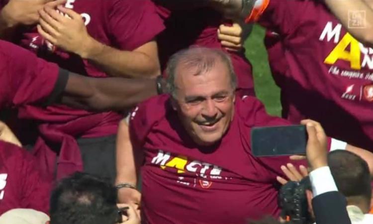 Fabrizio Castori è ancora l'uomo dei miracoli: la "sua" Salernitana torna in Serie A dopo 23 anni Fabrizio Castori è ancora l'uomo dei miracoli: la "sua" Salernitana torna in Serie A dopo 23 anni