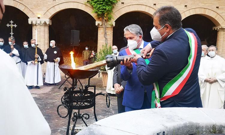 Accesa la fiaccola di Santa Rita: si rinnova il sodalizio tra Tolentino e Cascia