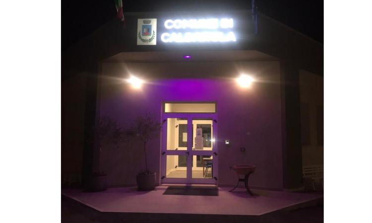 Caldarola a sostegno di chi soffre di Fibromialgia: si colora di viola la facciata del Municipio