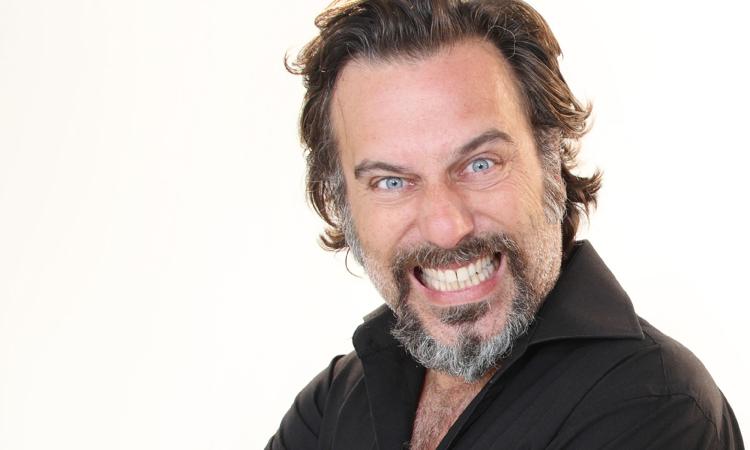 Da Zelig a Colorado, Dario Cassini protagonista al Politeama con il suo travolgente show