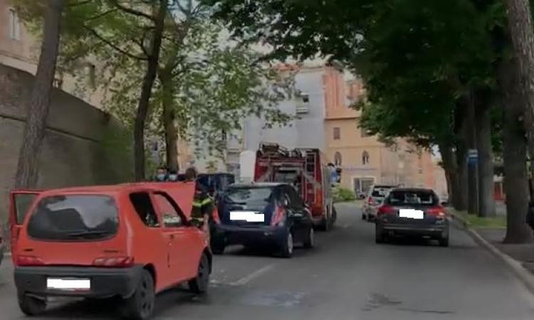 Macerata, tamponamento tra auto lungo via Leopardi, una prende fuoco: pompieri sul posto
