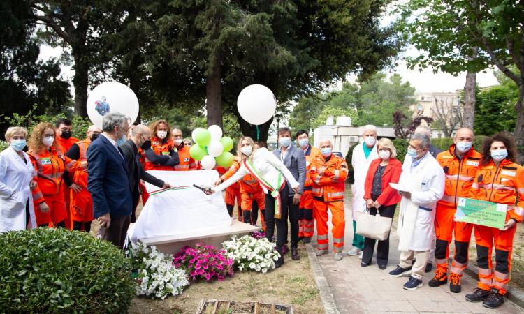 Ospedale di Macerata, una targa per tutti gli operatori sanitari: "la loro vita dedicata ai pazienti" (FOTO)