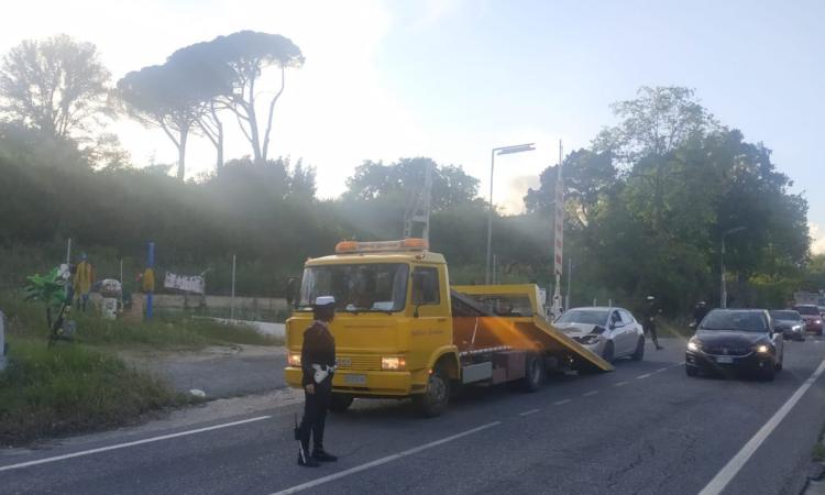 Macerata, tamponamento tra due auto al passaggio a livello: traffico in tilt in via Roma