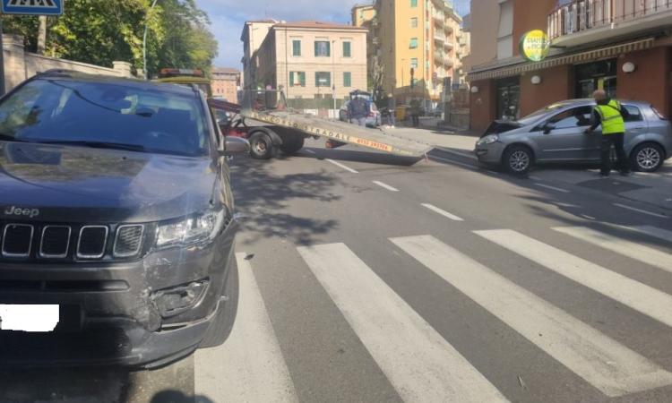 Macerata, scontro frontale tra auto e suv in via Pancalducci: traffico bloccato (FOTO)