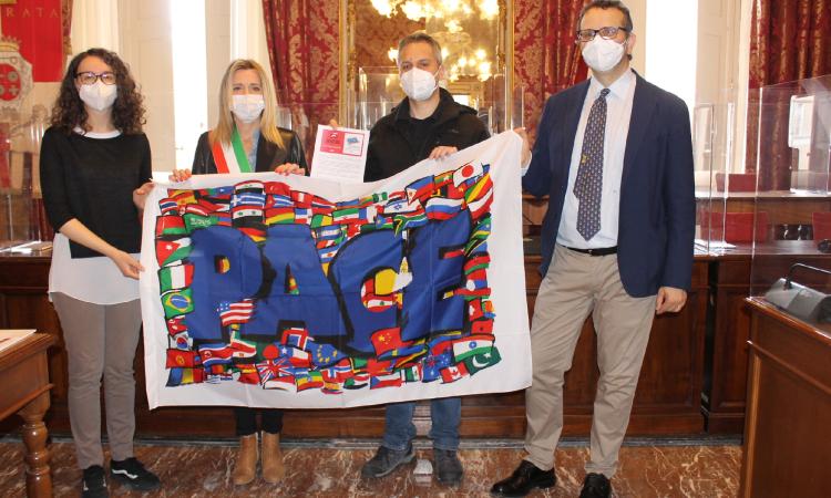 Macerata, una 'Lettera della coscienza' dal Sermig consegnata alla città: cerimonia in Comune Macerata, una 'Lettera della coscienza' dal Sermig consegnata alla città: cerimonia in Comune