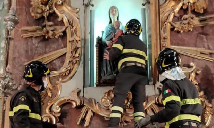 Tolentino, chiesa danneggiata dal sisma: la statua della Madonna della Tempesta trasloca
