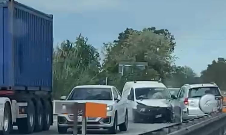 Suv percorre la superstrada contromano e genera incidente multiplo: quattro feriti (FOTO e VIDEO)